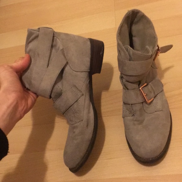 cute light grey ankle boots with rose gold buckles - Picture 4 of 4